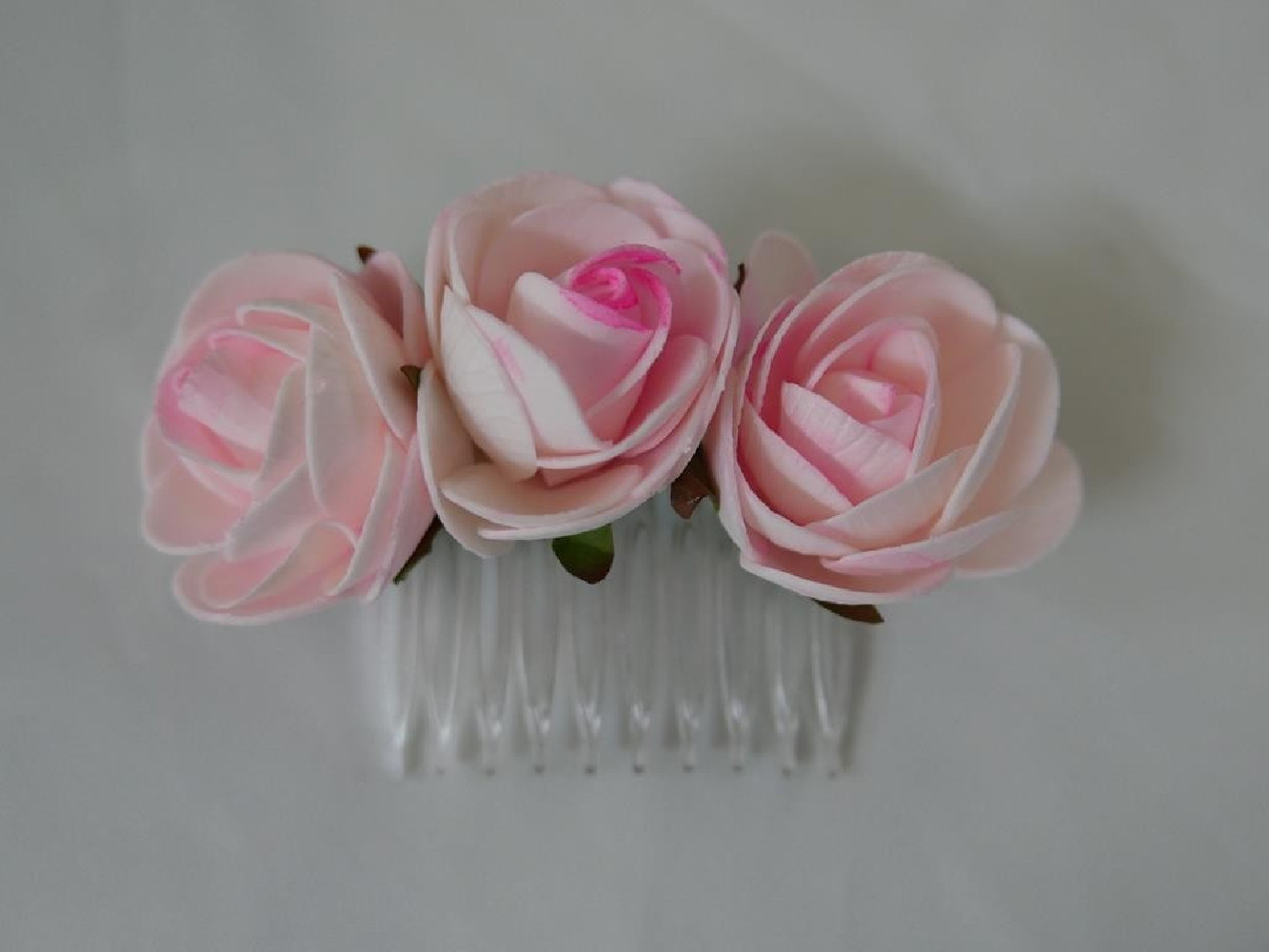 Różowe kwiaty stroik na grzebyku