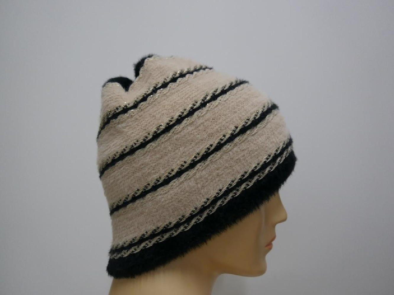 Czarno beżowa czapka