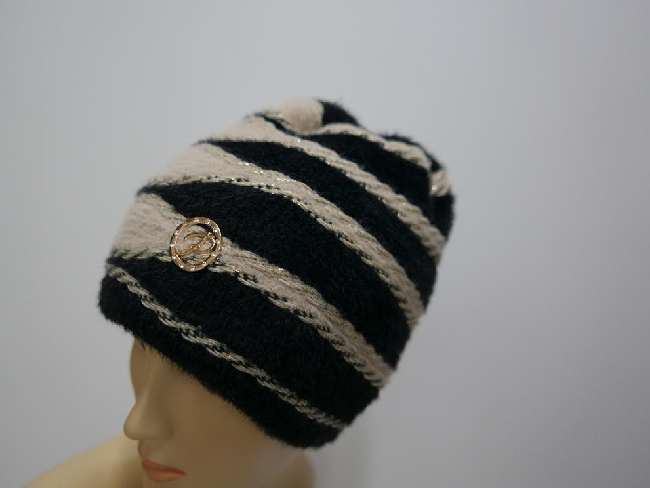 Czarno beżowa czapka