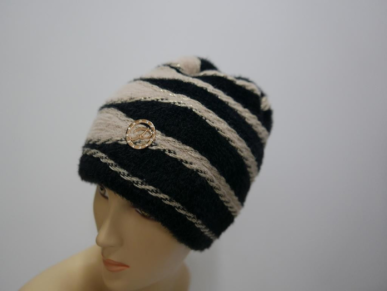 Czarno beżowa czapka