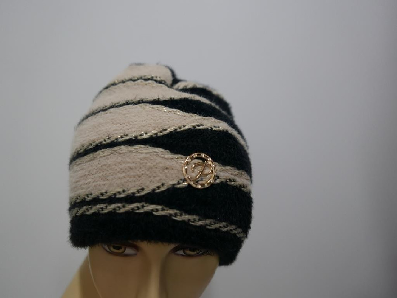 Czarno beżowa czapka