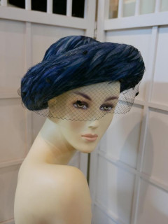 Cecylia niebieski kapelusz z piór z woalką Vintage 53-56 cm