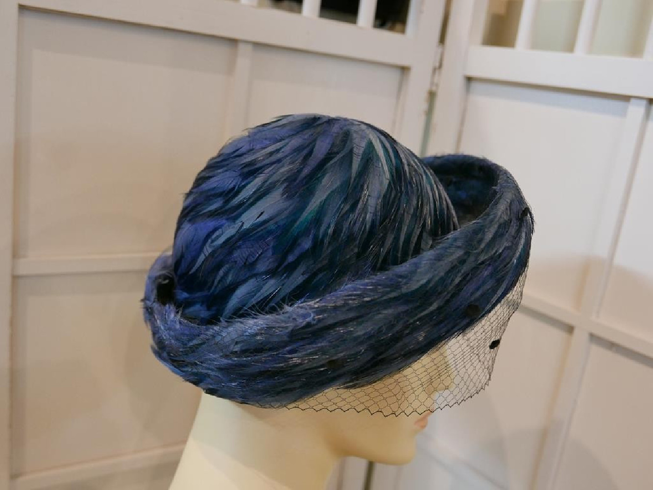 Cecylia niebieski kapelusz z piór z woalką Vintage 53-56 cm