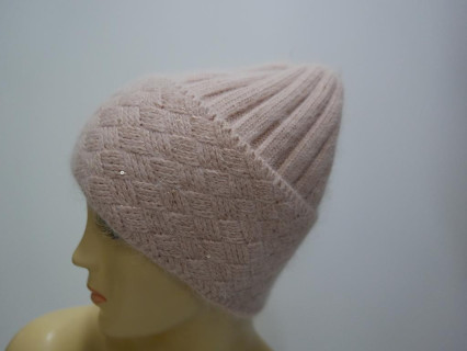 Różowa czapka z błyszczącą nicią i cekinkami