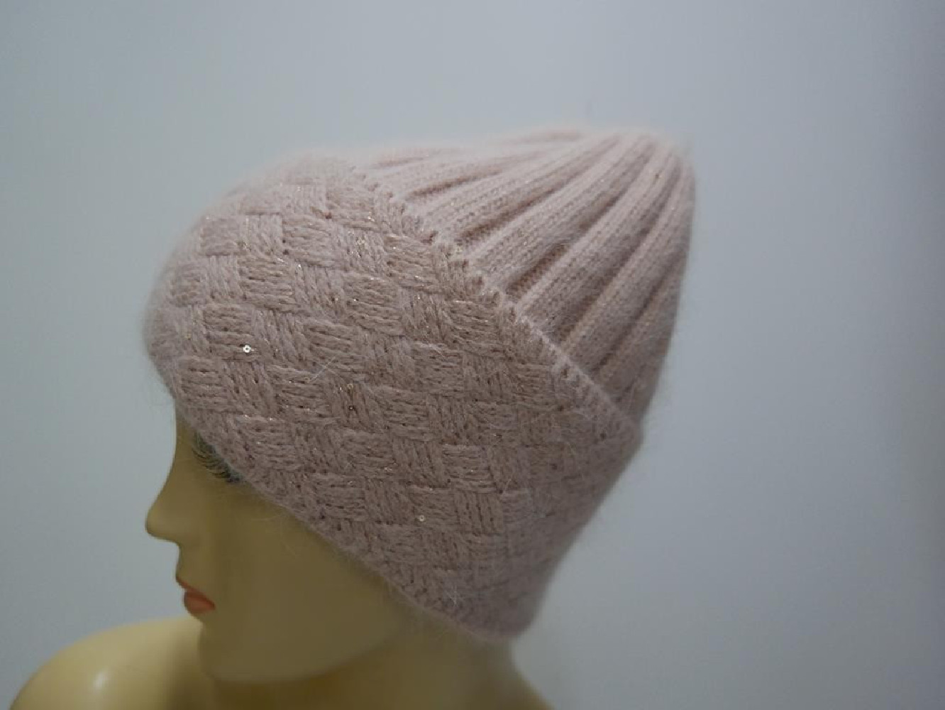 Różowa czapka z błyszczącą nicią i cekinkami