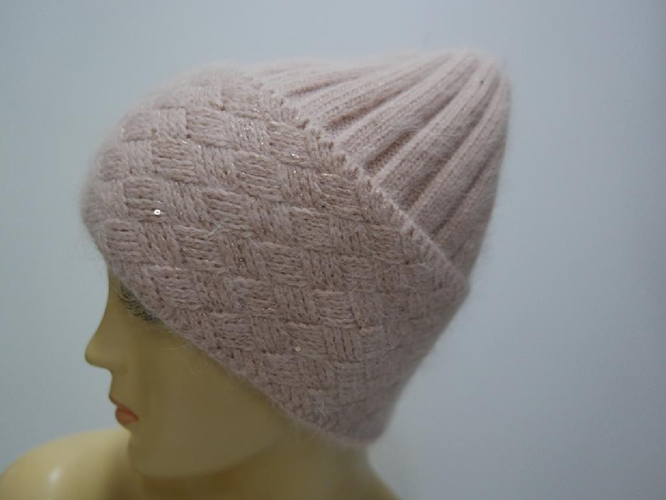 Różowa czapka z błyszczącą nicią i cekinkami