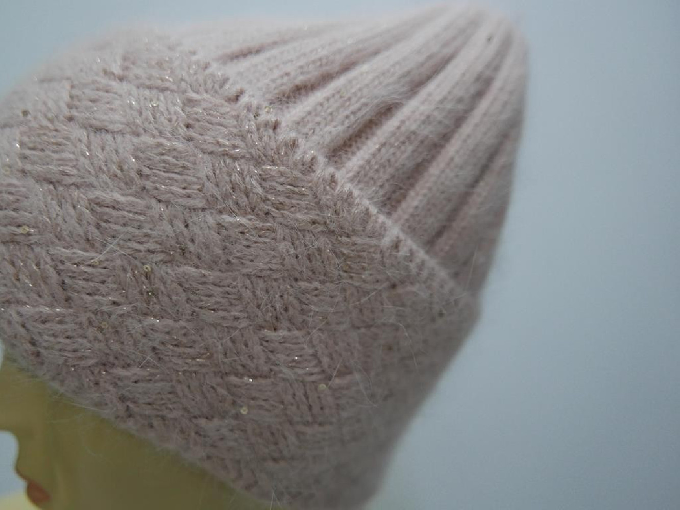 Różowa czapka z błyszczącą nicią i cekinkami