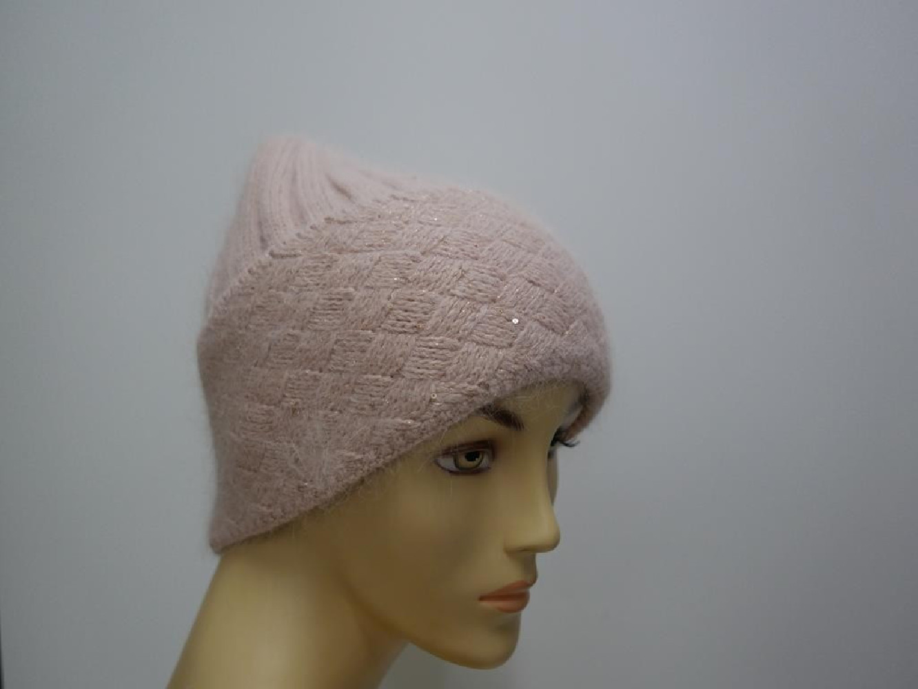 Różowa czapka z błyszczącą nicią i cekinkami