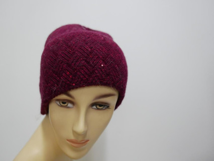 Bordowa czapka z błyszczącą nicią i cekinkami
