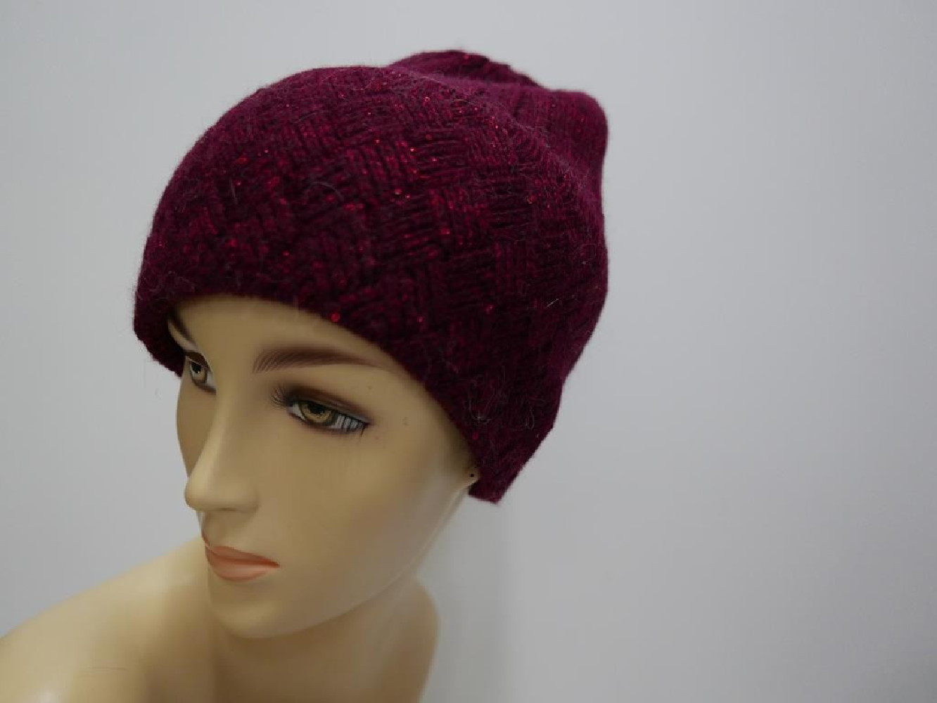 Bordowa czapka z błyszczącą nicią i cekinkami
