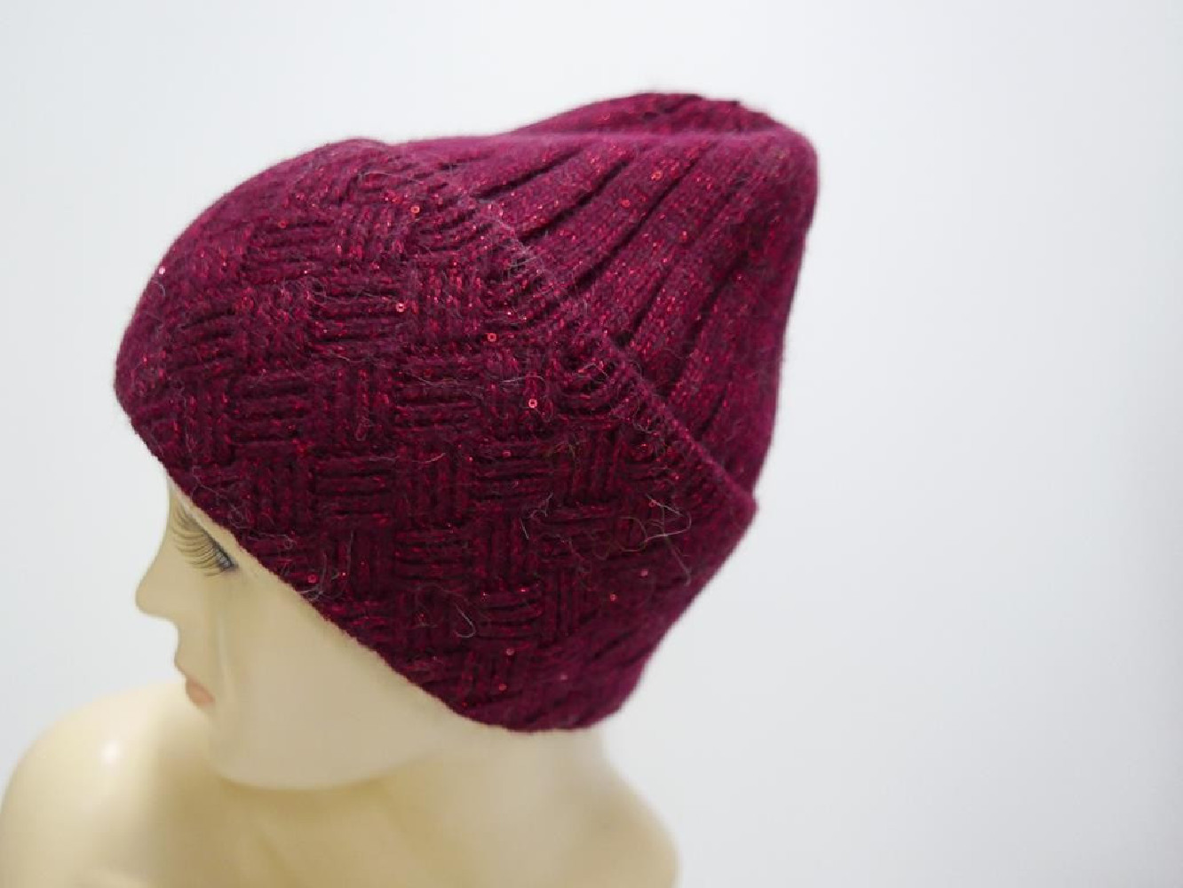 Bordowa czapka z błyszczącą nicią i cekinkami