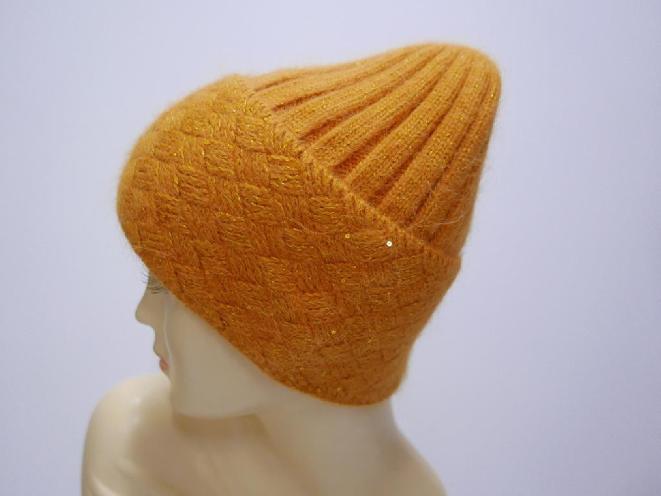 Żółta czapka z błyszczącą nicią i cekinkami