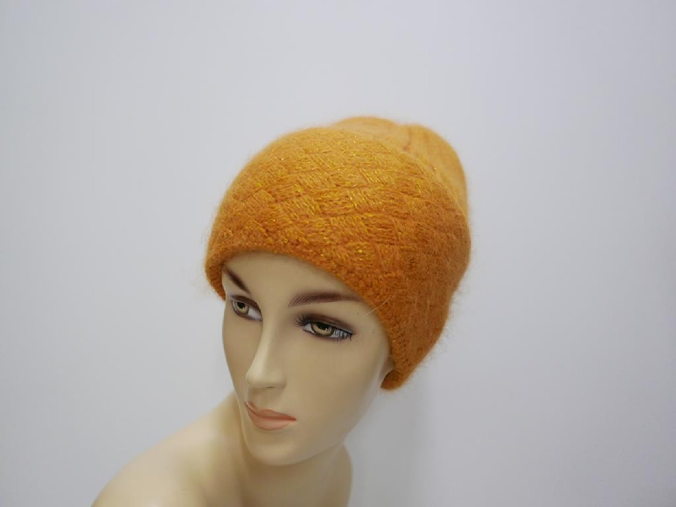 Żółta czapka z błyszczącą nicią i cekinkami