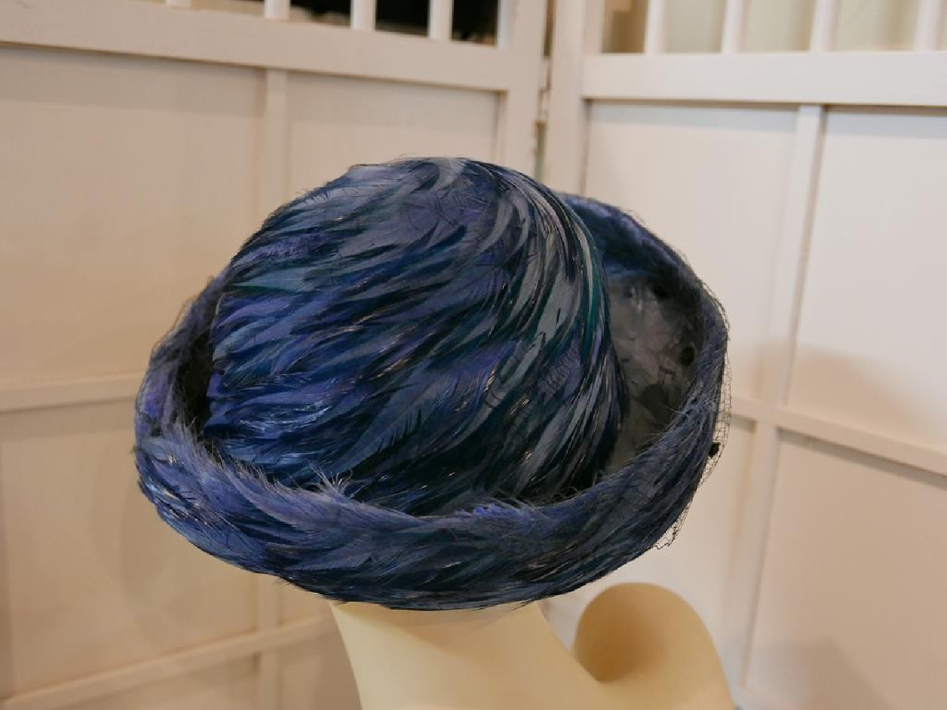 Cecylia niebieski kapelusz z piór z woalką Vintage 53-56 cm