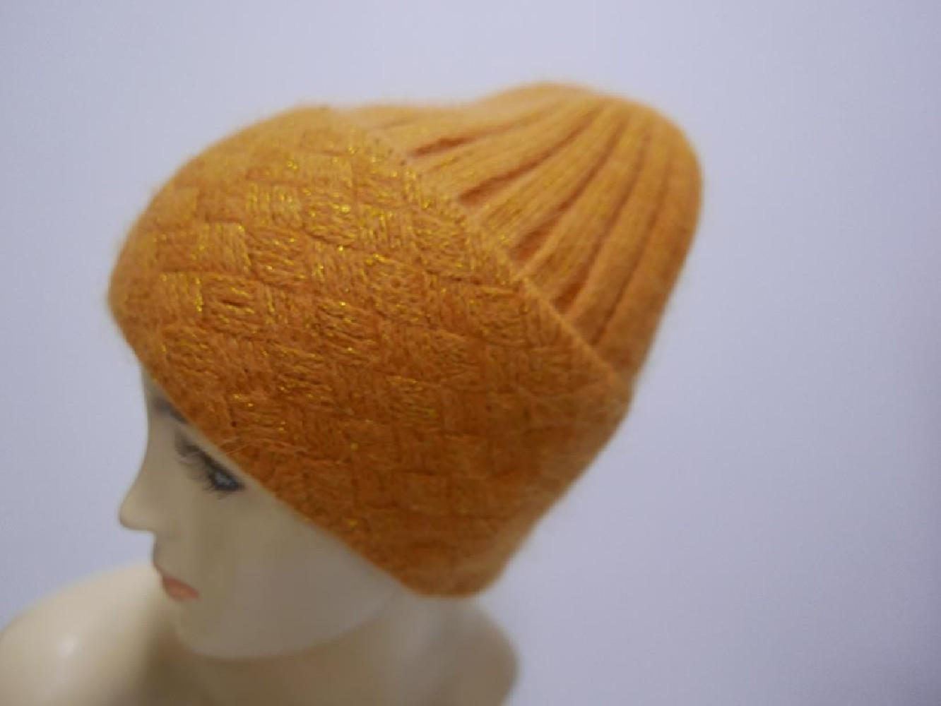 Żółta czapka z błyszczącą nicią i cekinkami