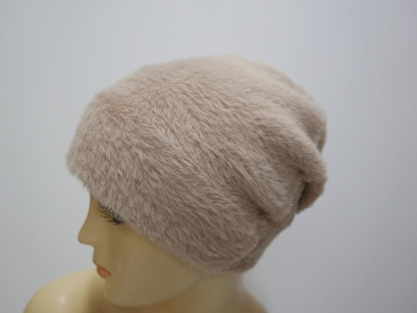 Beżowa czapka z włosem "alpaka"