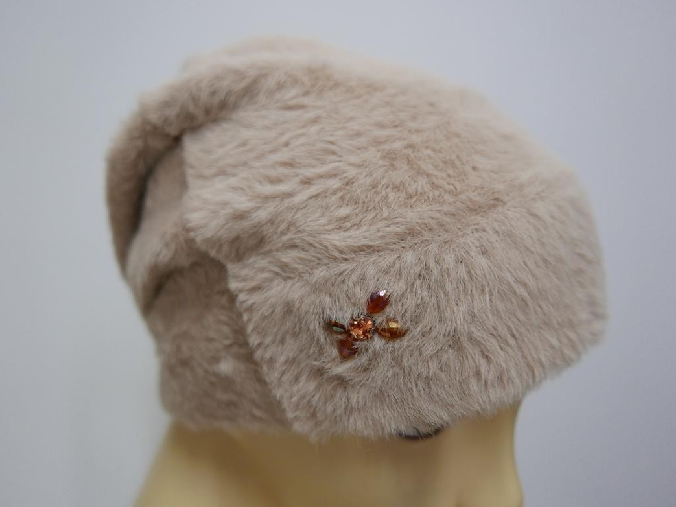 Beżowa czapka z włosem "alpaka"