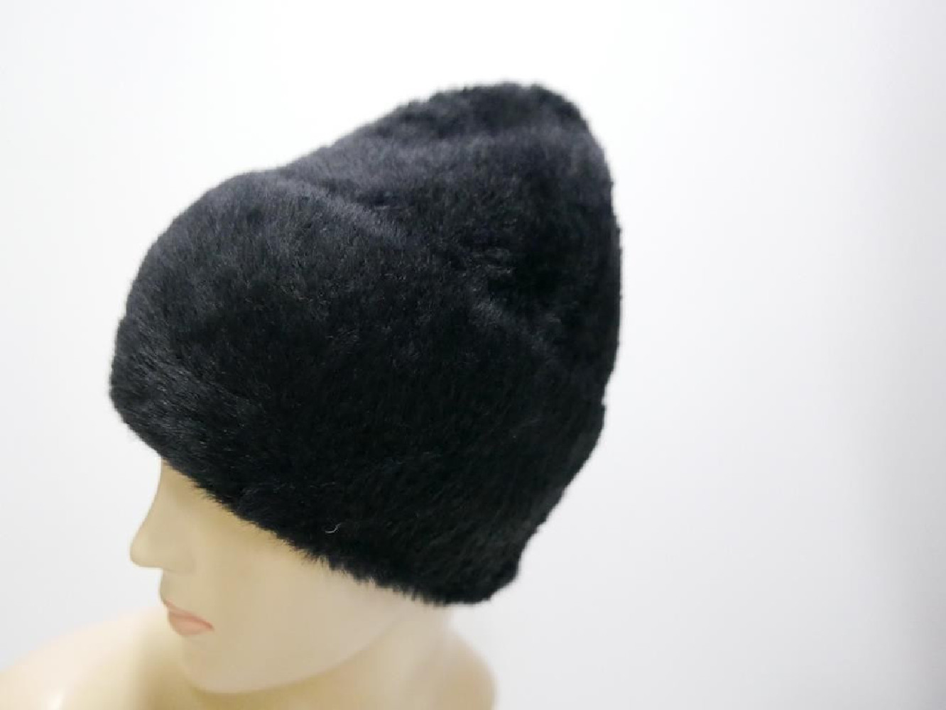 Czarna czapka z włosem "alpaka"