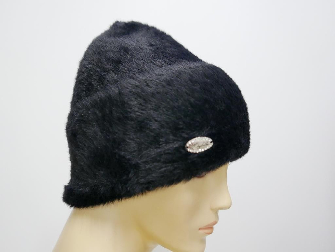 Czarna czapka z włosem "alpaka"