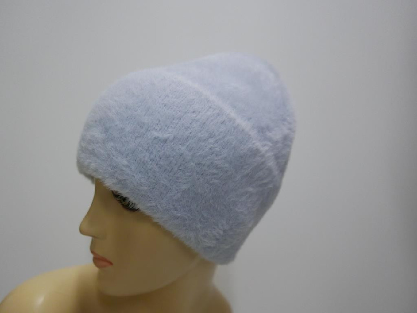 Błękitna czapka z włosem "alpaka"