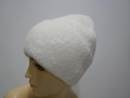 Biała czapka z włosem "alpaka"