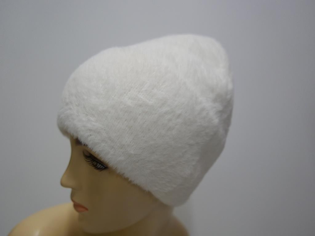 Biała czapka z włosem "alpaka"