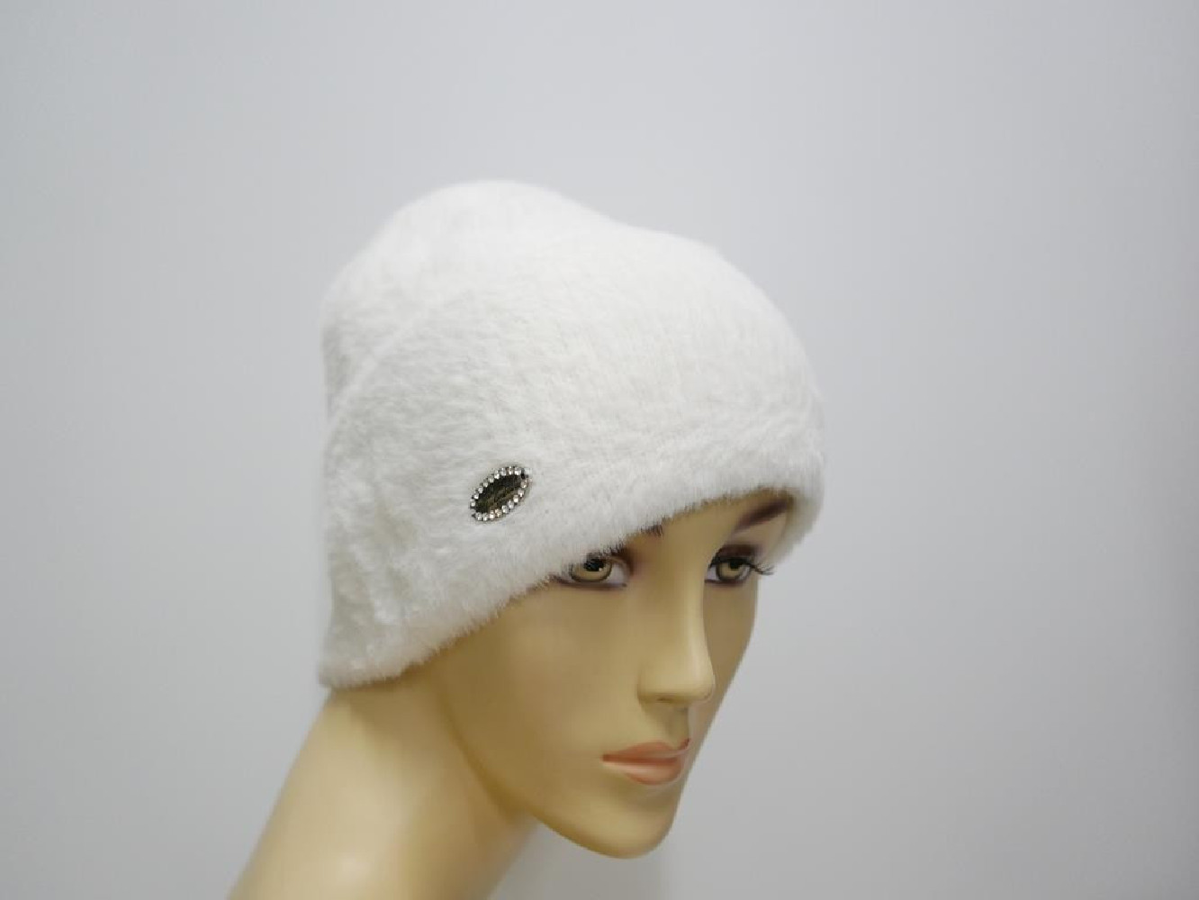 Biała czapka z włosem "alpaka"