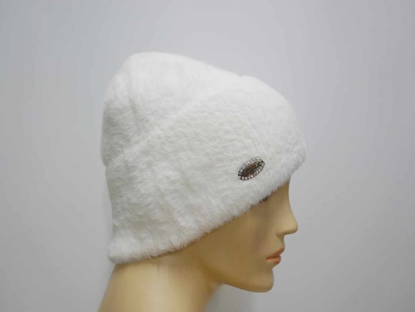Biała czapka z włosem "alpaka"