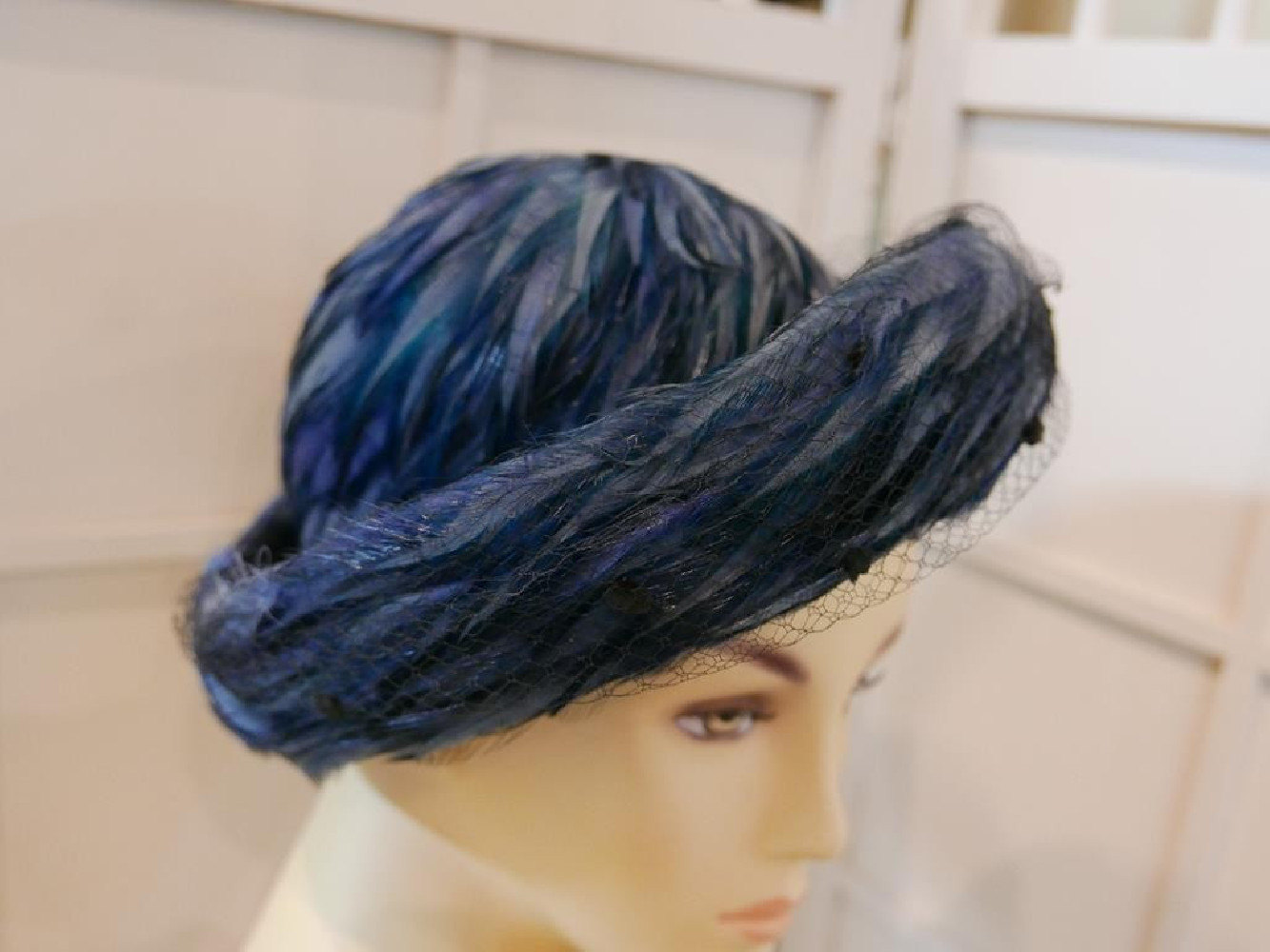 Cecylia niebieski kapelusz z piór z woalką Vintage 53-56 cm