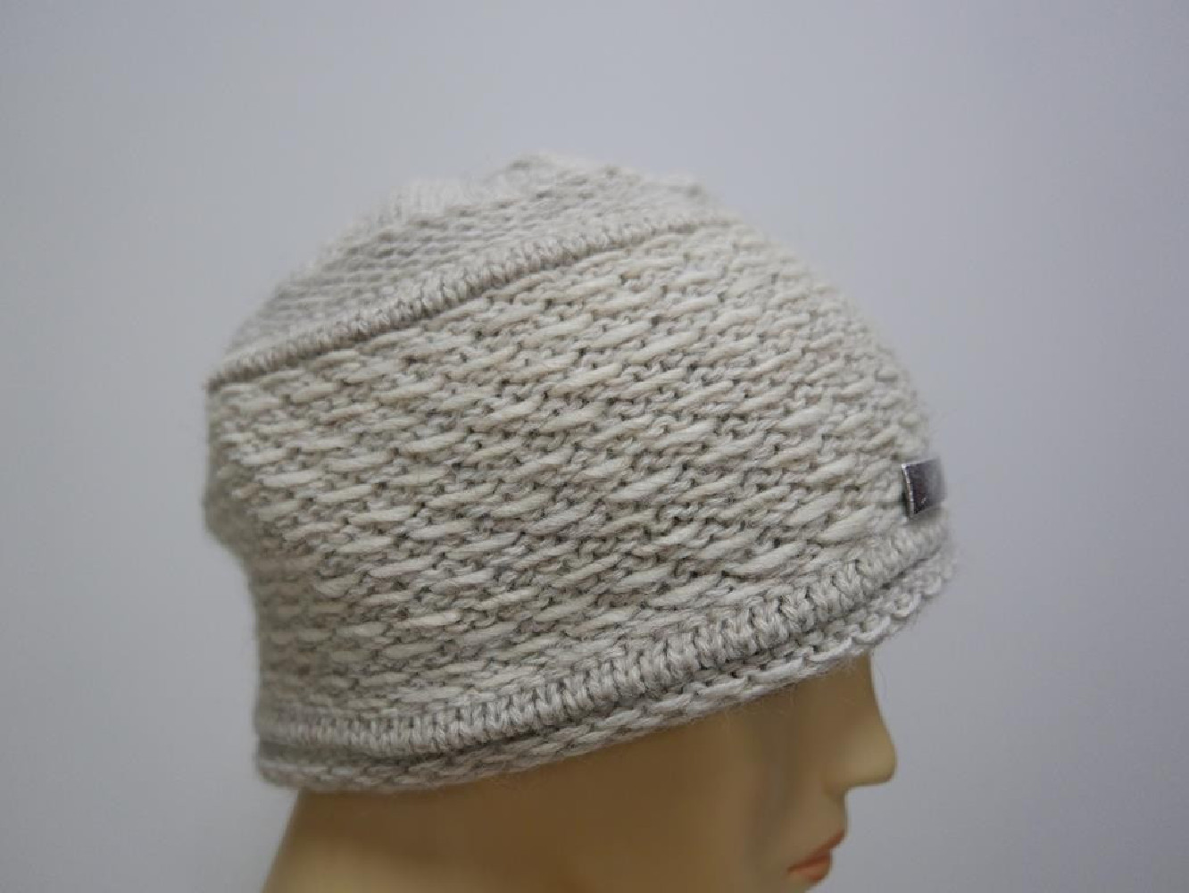 Beżowa czapka wełniana