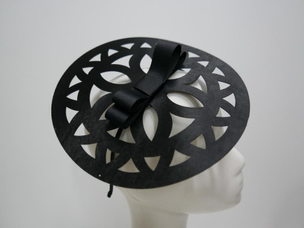 Czarny ażurowy fascynator na przepasce