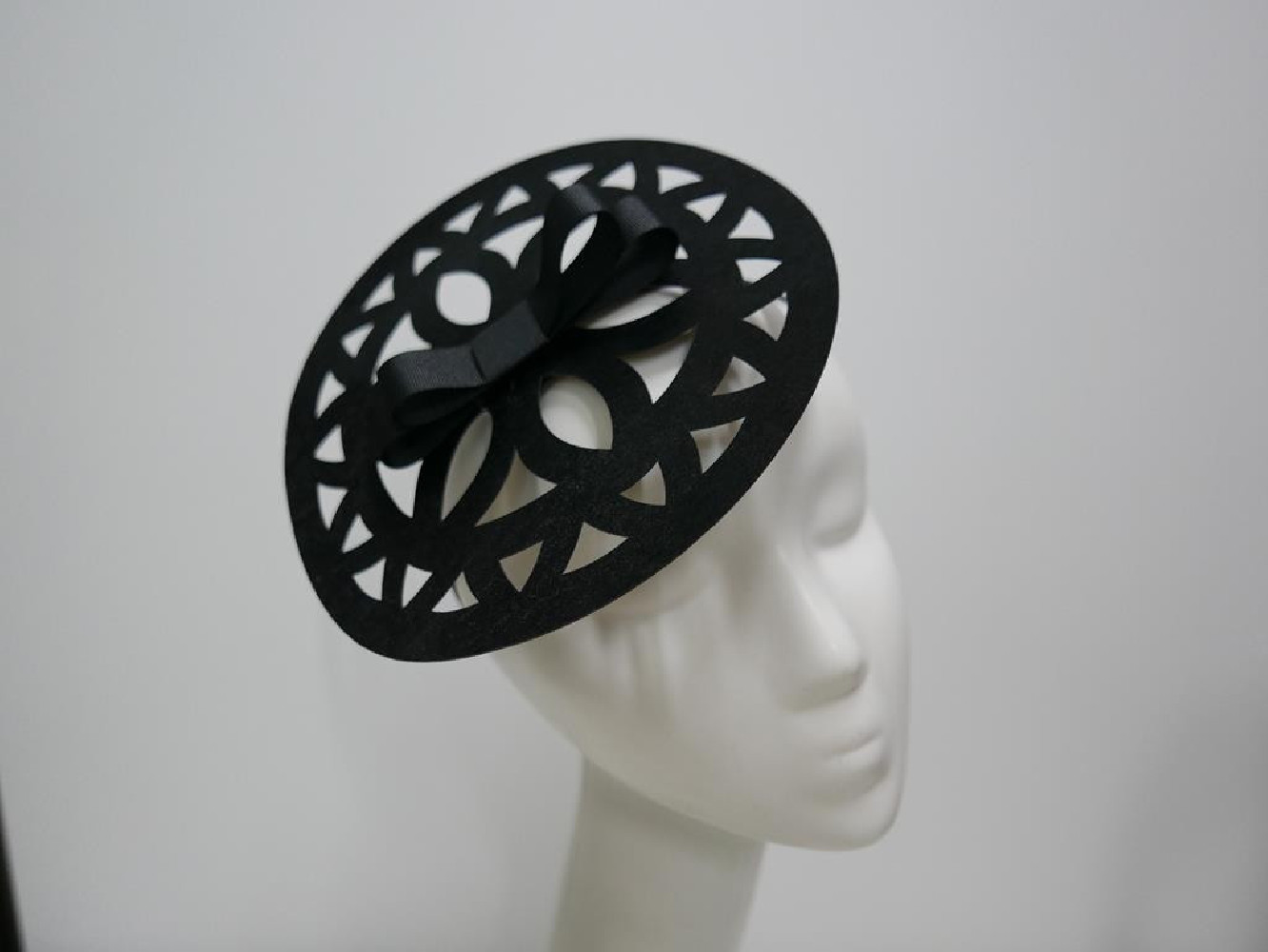 Czarny ażurowy fascynator na przepasce