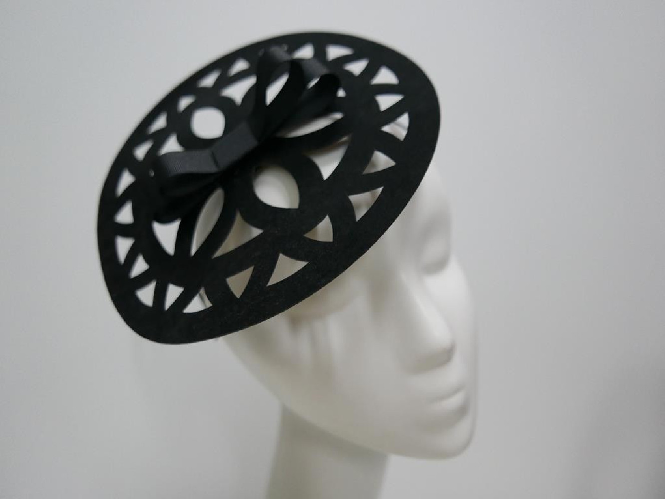 Czarny ażurowy fascynator na przepasce