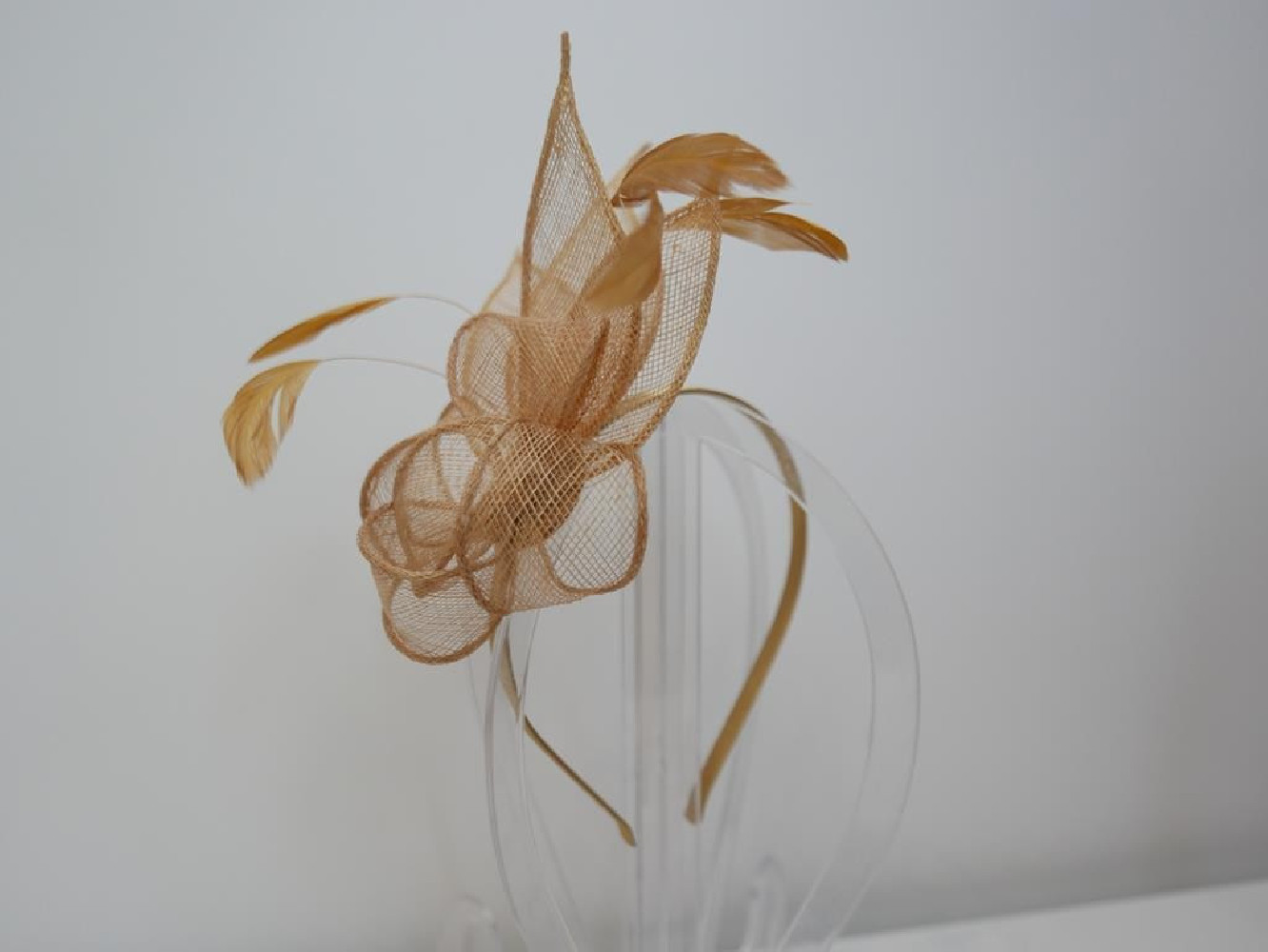 Beżowy fascynator z sinamay na przepasce