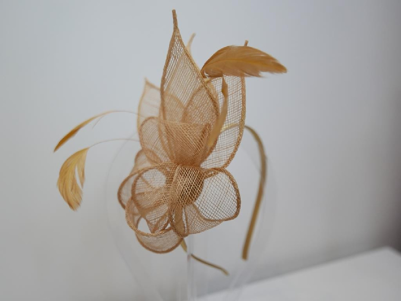 Beżowy fascynator z sinamay na przepasce
