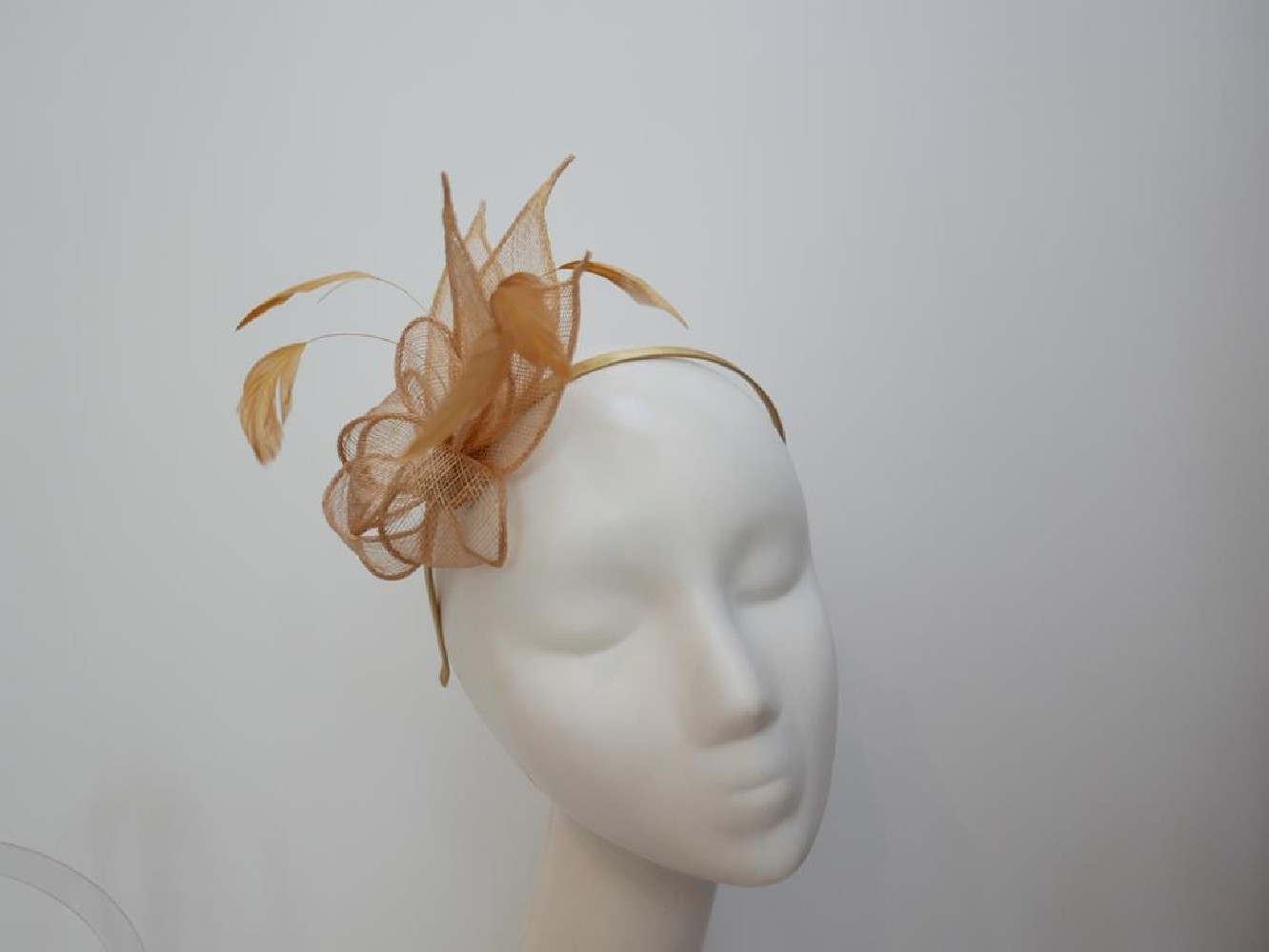 Beżowy fascynator z sinamay na przepasce