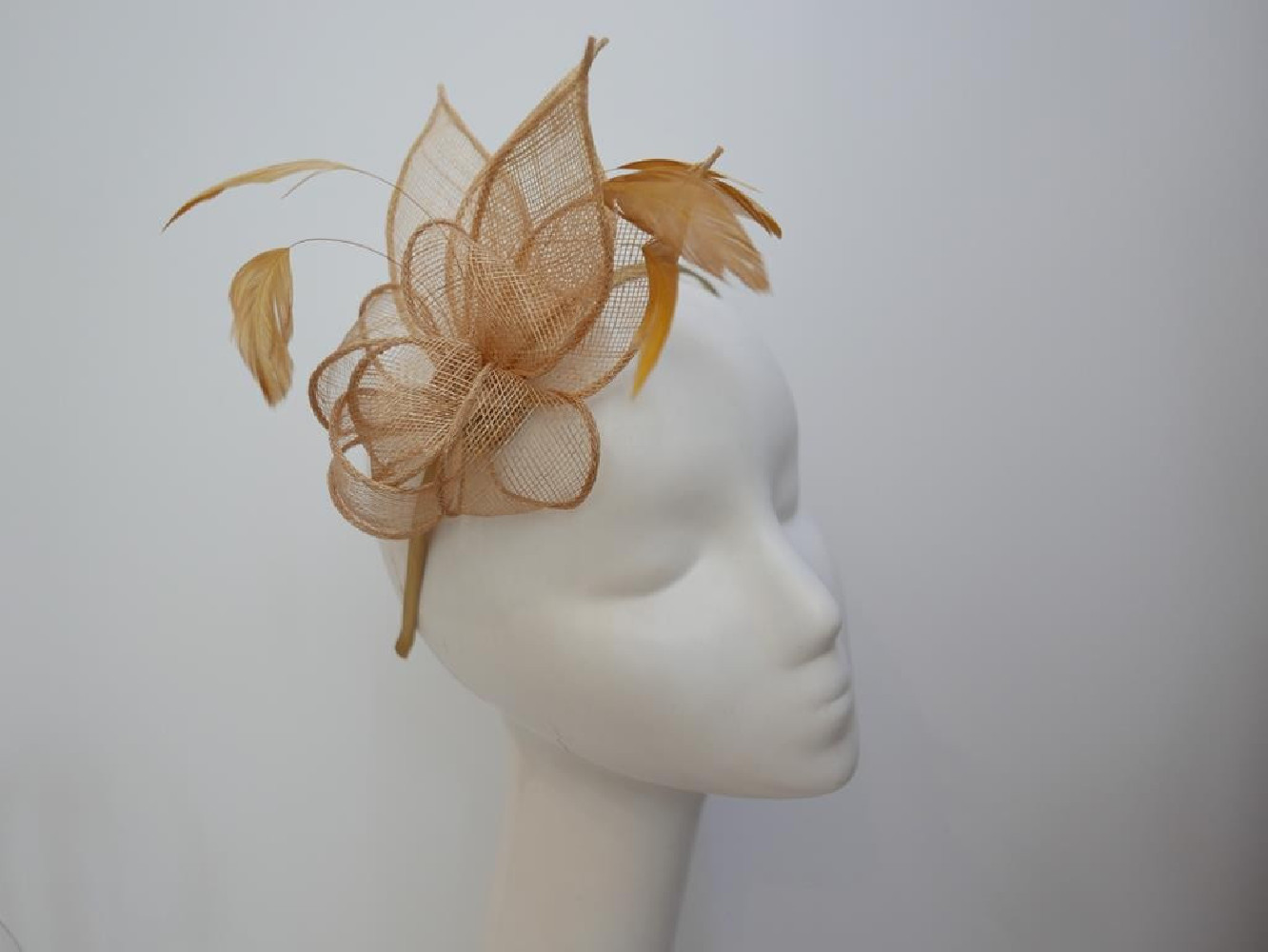 Beżowy fascynator z sinamay na przepasce