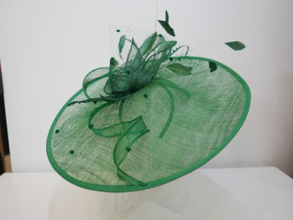 Zielony kapelusz koktajlowy dysk z sinamay z piórami i woalką