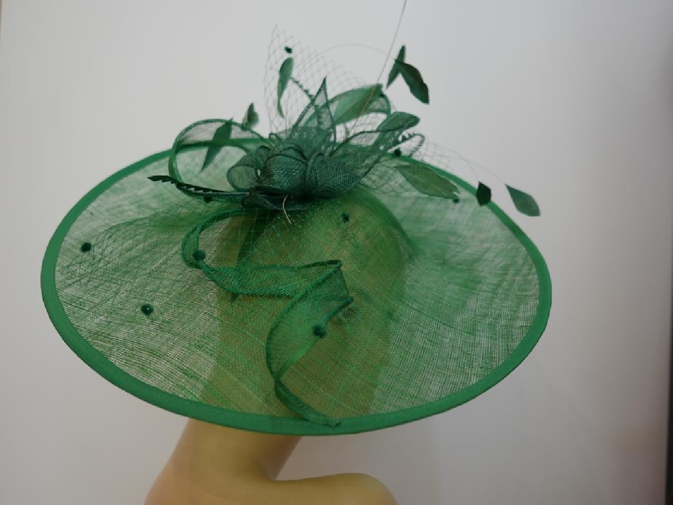 Zielony kapelusz koktajlowy dysk z sinamay z piórami i woalką
