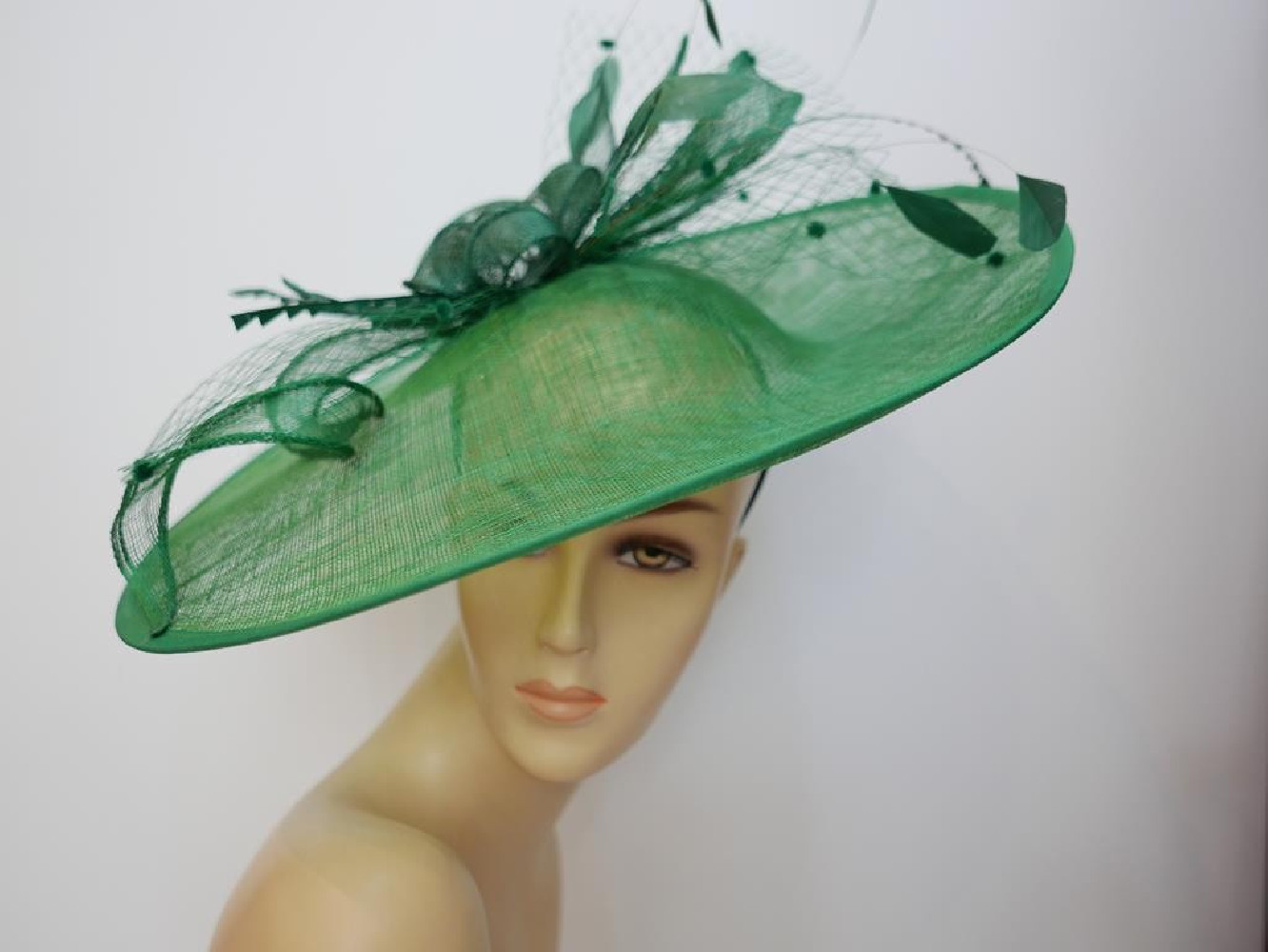 Zielony kapelusz koktajlowy dysk z sinamay z piórami i woalką