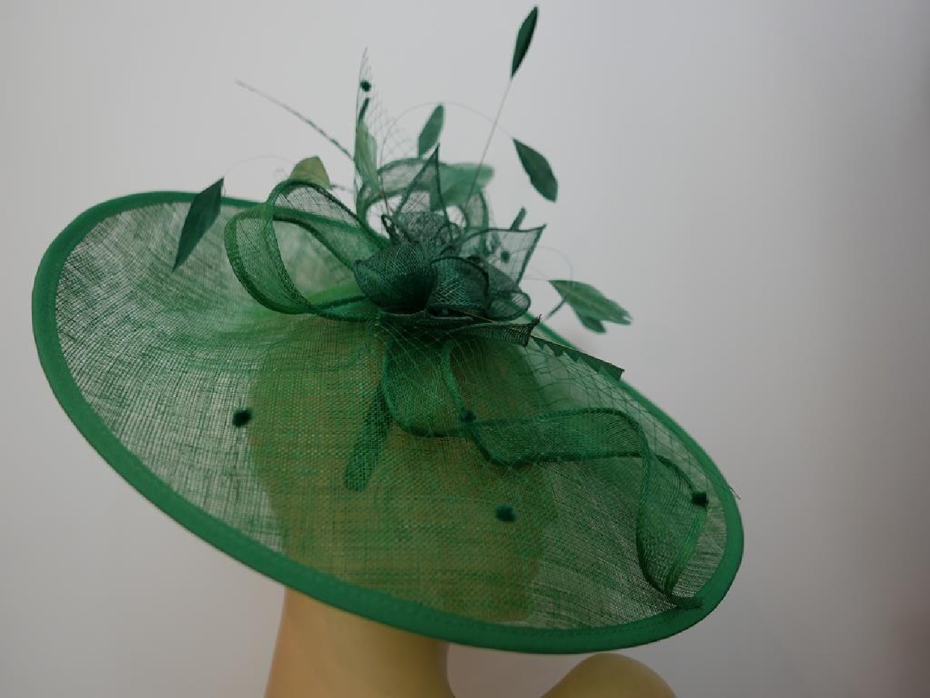 Zielony kapelusz koktajlowy dysk z sinamay z piórami i woalką