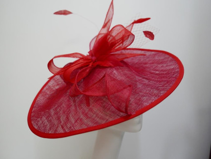 Czerwony kapelusz koktajlowy dysk z sinamay z piórami i woalką