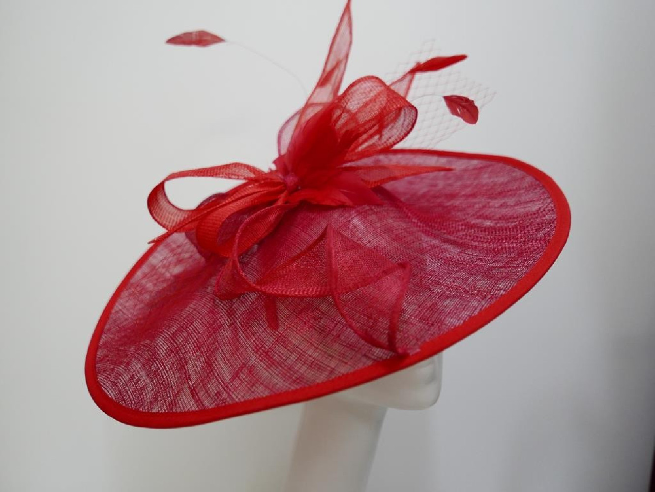 Czerwony kapelusz koktajlowy dysk z sinamay z piórami i woalką