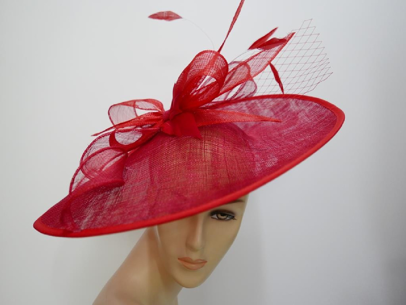 Czerwony kapelusz koktajlowy dysk z sinamay z piórami i woalką