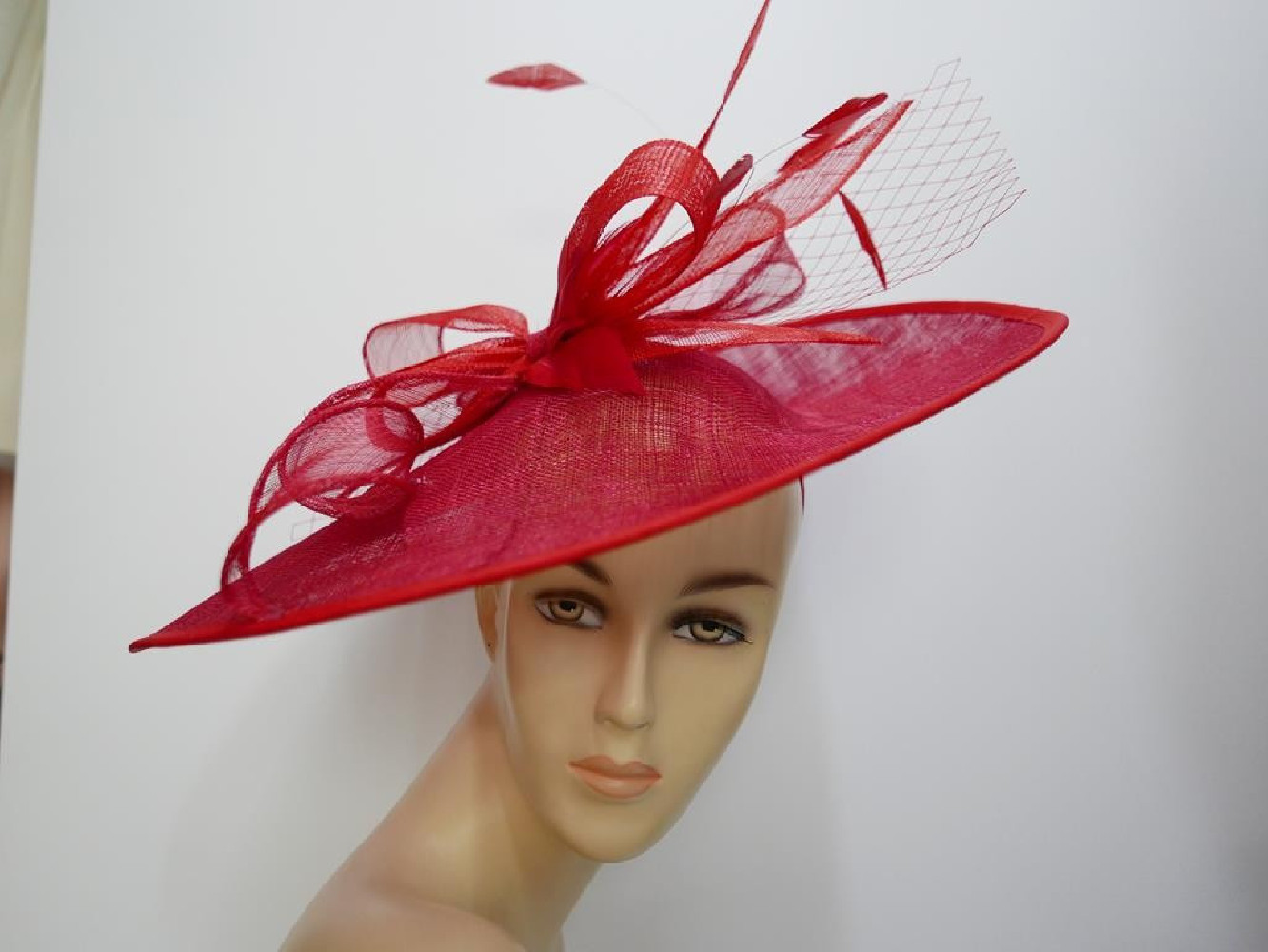 Czerwony kapelusz koktajlowy dysk z sinamay z piórami i woalką
