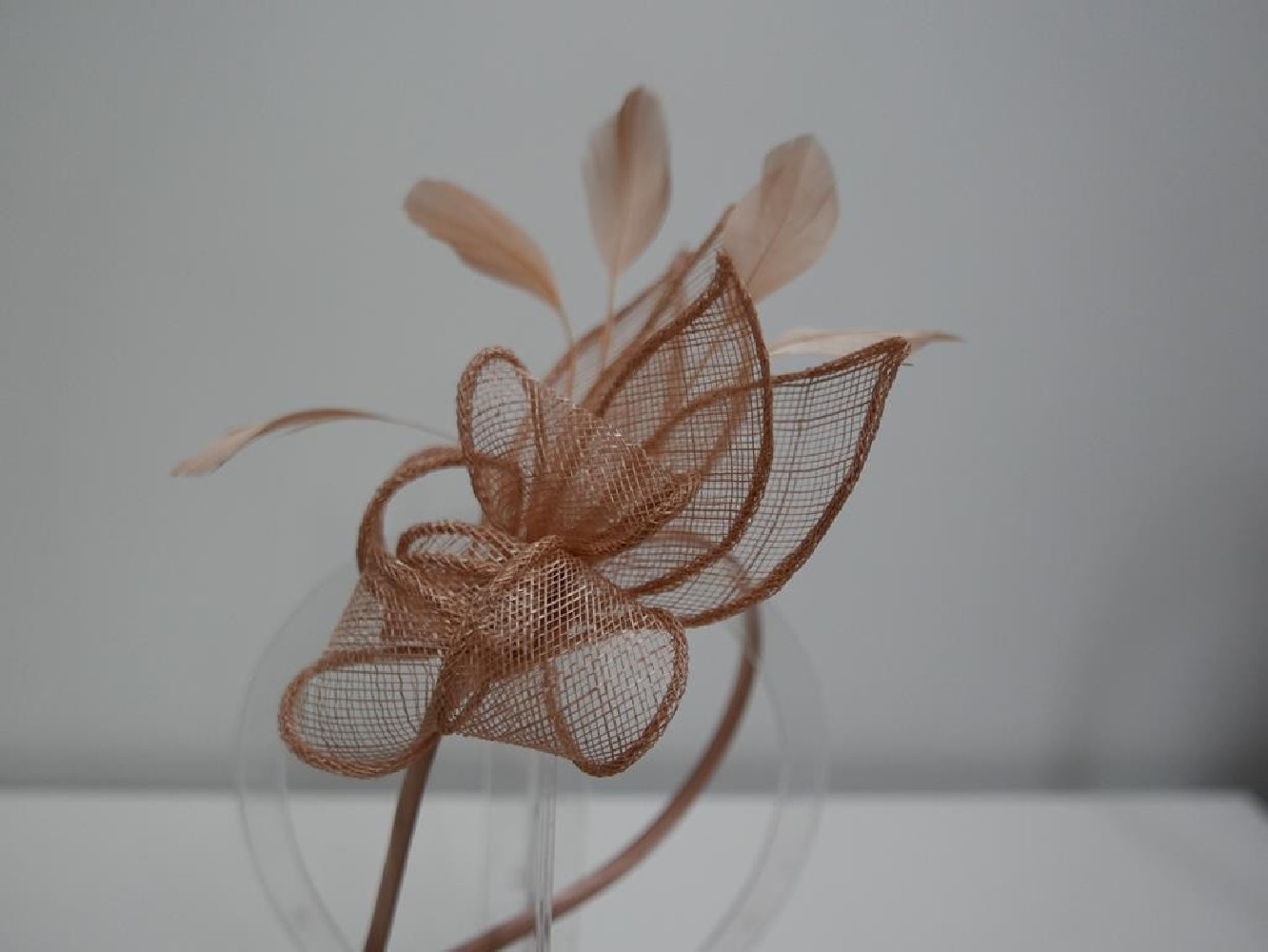 Pudrowy fascynator z sinamay na przepasce