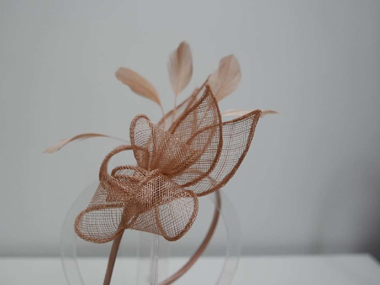 Pudrowy fascynator z sinamay na przepasce