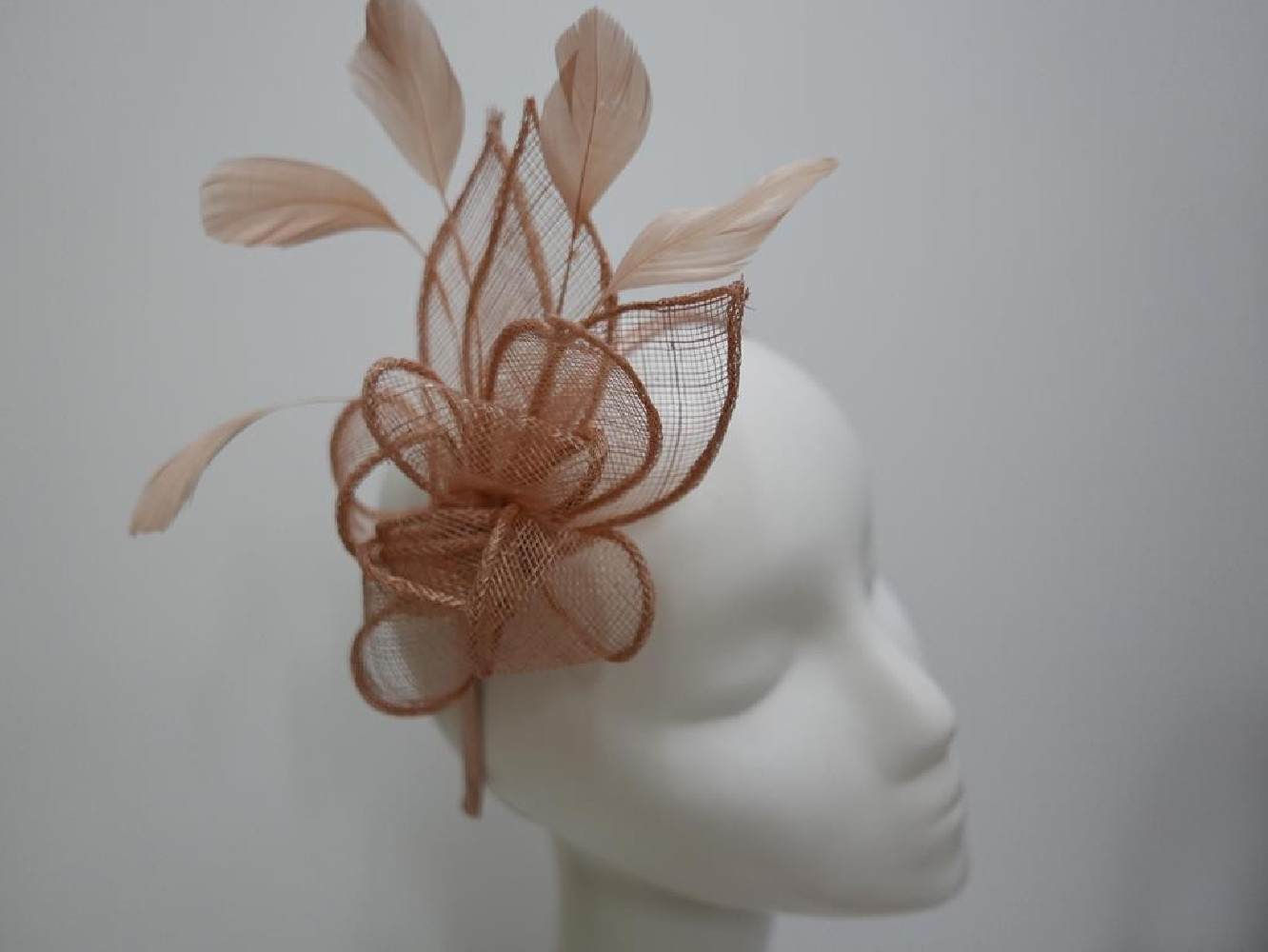 Pudrowy fascynator z sinamay na przepasce