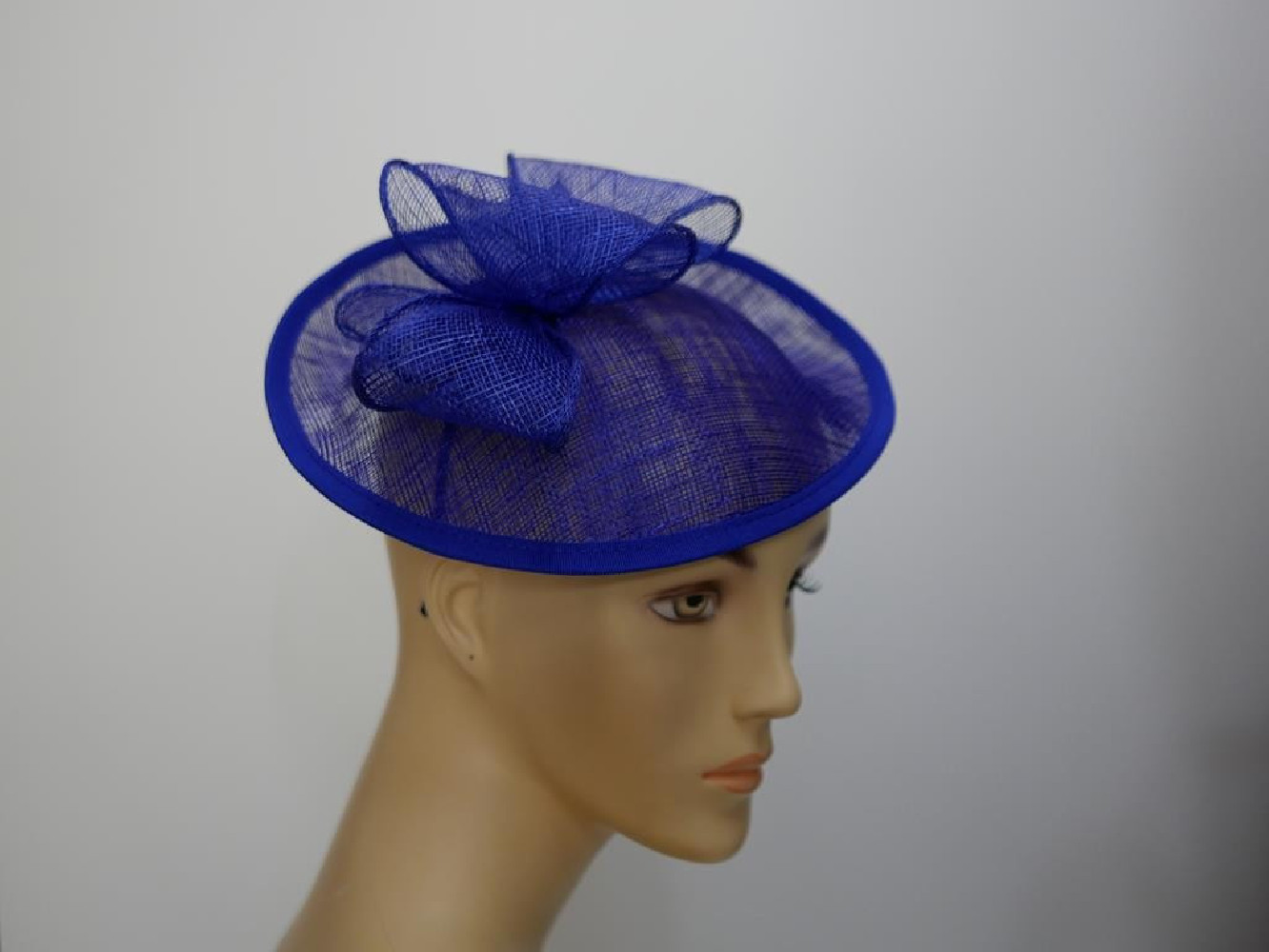 Royal blue kapelusik koktajlowy z sinamay na przepasce