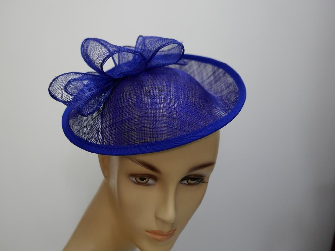 Royal blue kapelusik koktajlowy z sinamay na przepasce